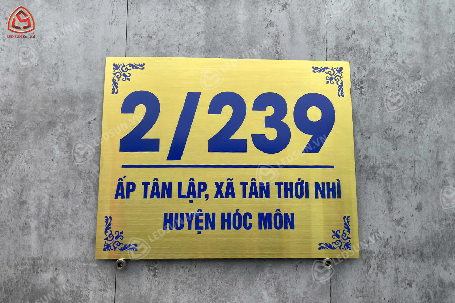 bảng số nhà inox vàng xước ăn mòn