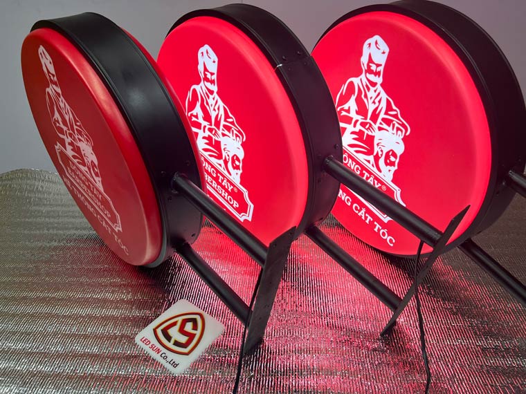 Hộp đèn hút nổi tròn Đông Tây barbershop