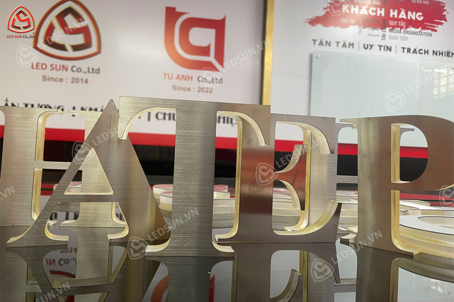 chữ inox chân mica cháo