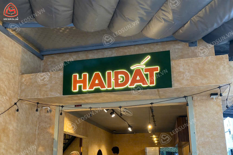 Biển hiệu alu chữ nổi mica