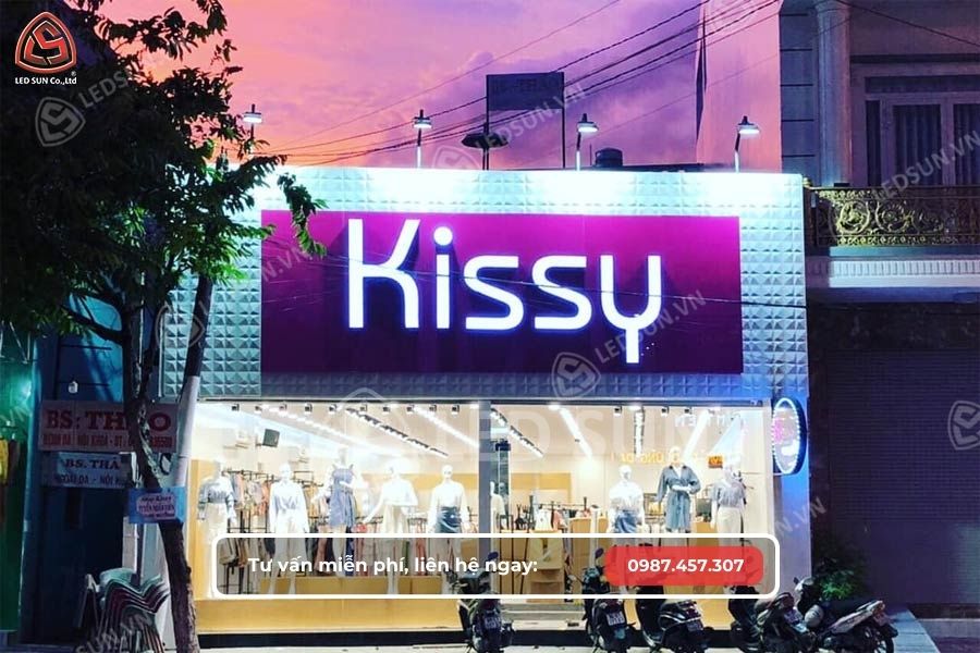 Mẫu bảng hiệu thời trang Kissy