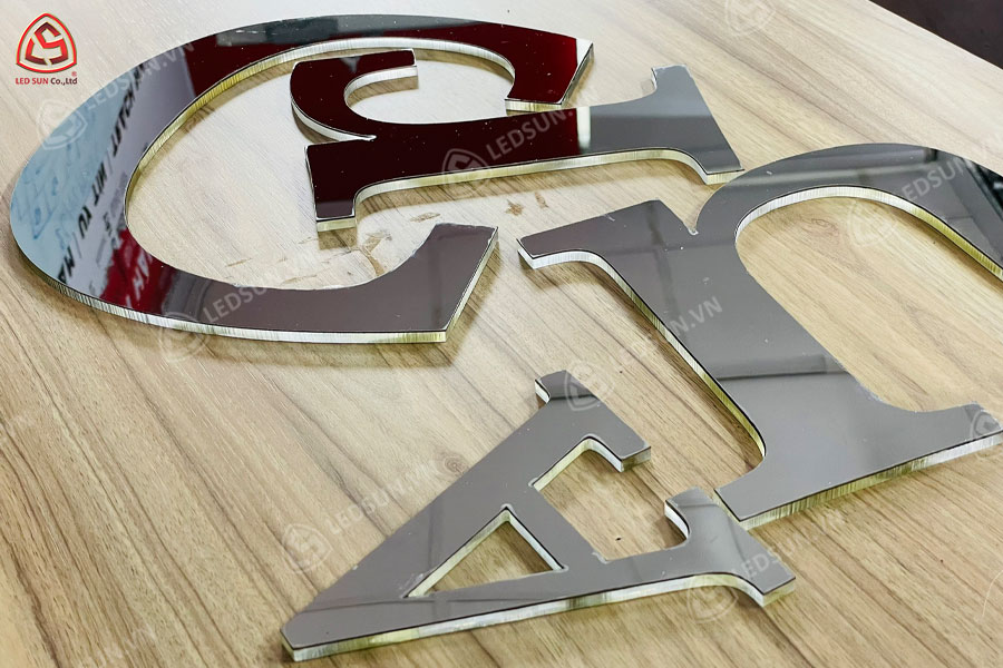 chữ inox trắng gương chân mica trong