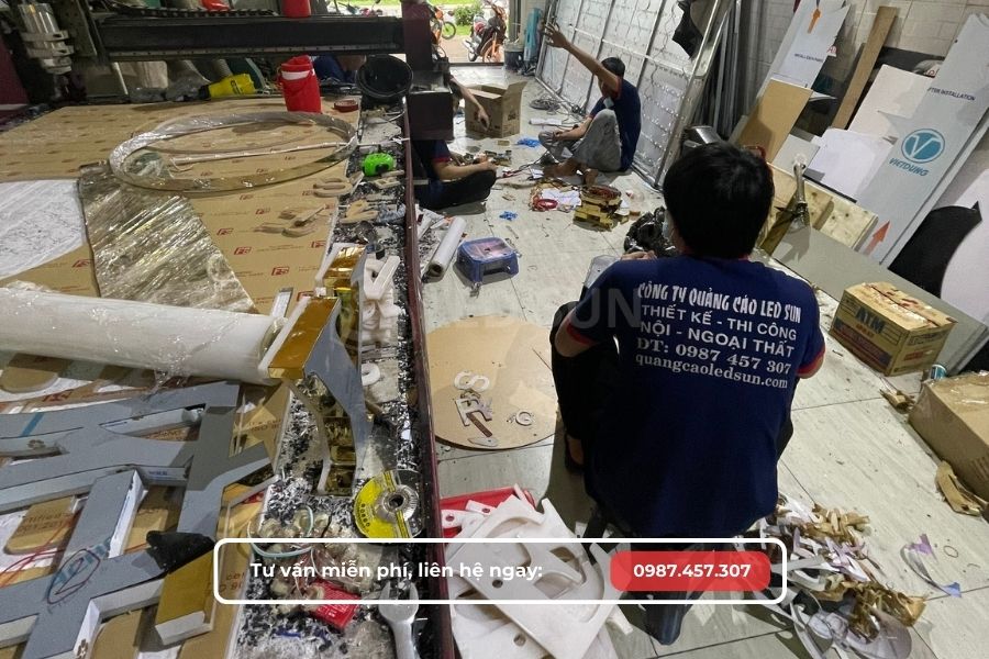 Led Sun có đội ngũ nhân sự có kinh nghiệm dày dặn trong việc gia công chữ inox