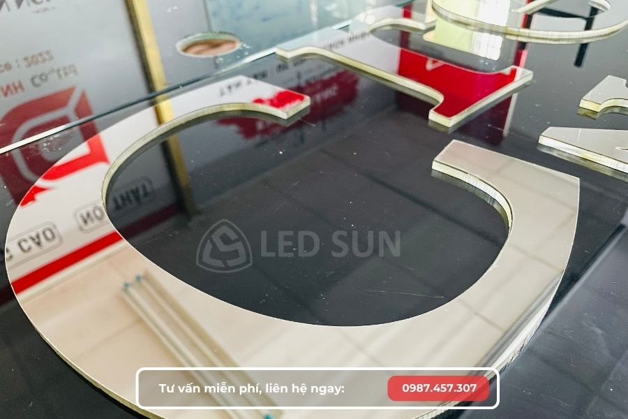 Chữ nổi inox trắng gương chân mica trắng