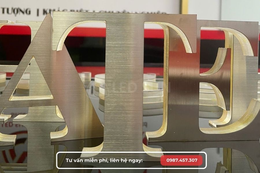 Chữ inox trắng xước chân mica cháo