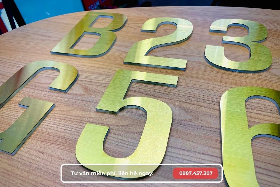 Chữ inox vàng xước chân mica trong