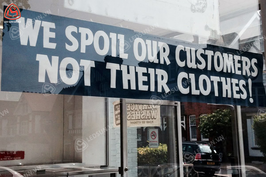 bảng hiệu giặt sấy mica