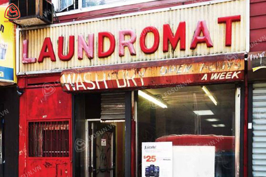 bảng hiệu tiệm giặt ủi tôn sóng