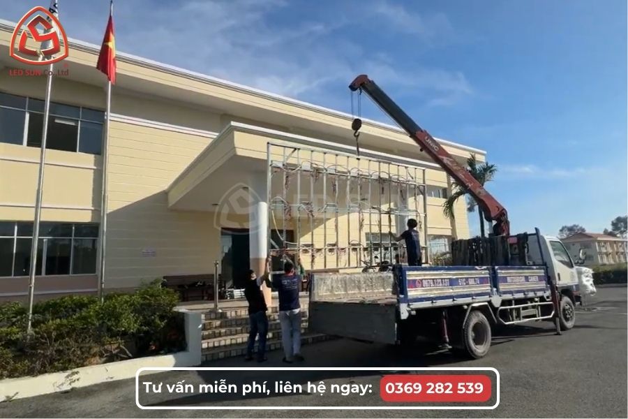 Thi công lắp đặt màn hình LED ngoài trời tại công trình thực tế của Led Sun