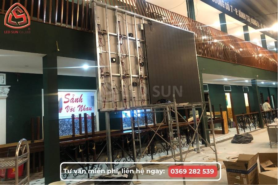 Màn hình LED trong nhà Led Sun lắp tại nhà hàng và sảnh tiệc cưới, hiển thị hình ảnh và video trang trí, sự kiện.