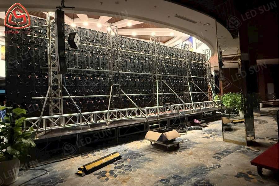 Mặt sau màn hình LED P1.86 trong nhà với khung lắp đặt