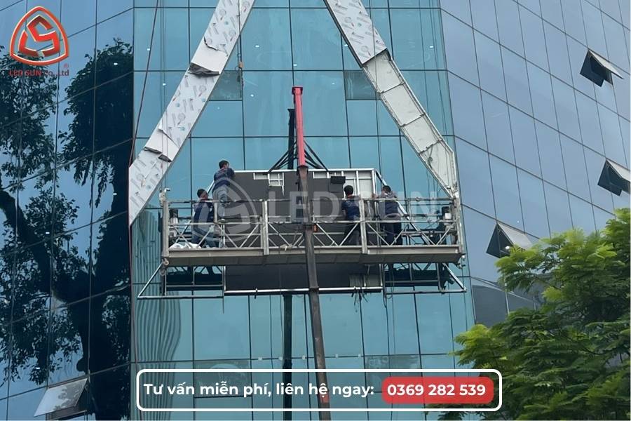 Thi công màn hình LED P4 ngoài trời tại mặt tiền tòa nhà bệnh viện thẩm mỹ Siam Thái Lan