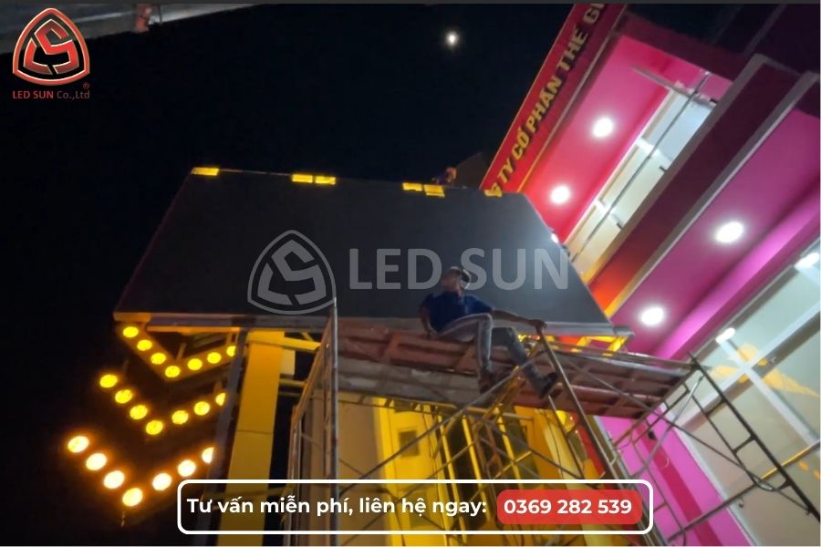 Thi công màn hình LED P8 outdoor cho Thế Giới Nước Hoa, lắp đặt khung treo và module ngoài trời ban đêm