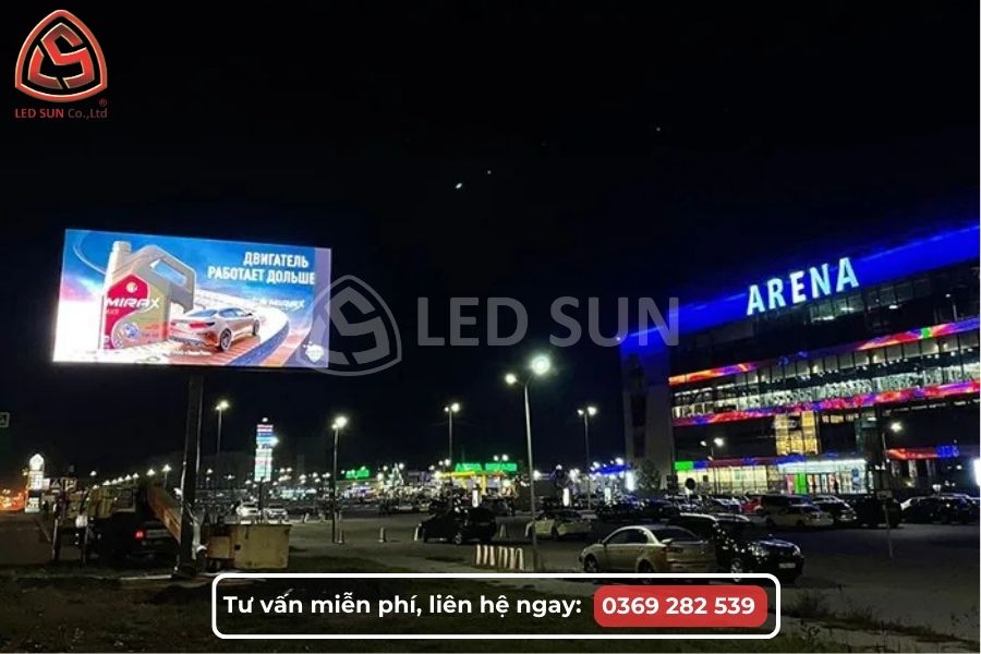 Màn hình LED P10 ngoài trời hiển thị thông tin công cộng, lắp đặt quy mô lớn tại khu vực đô thị ban đêm