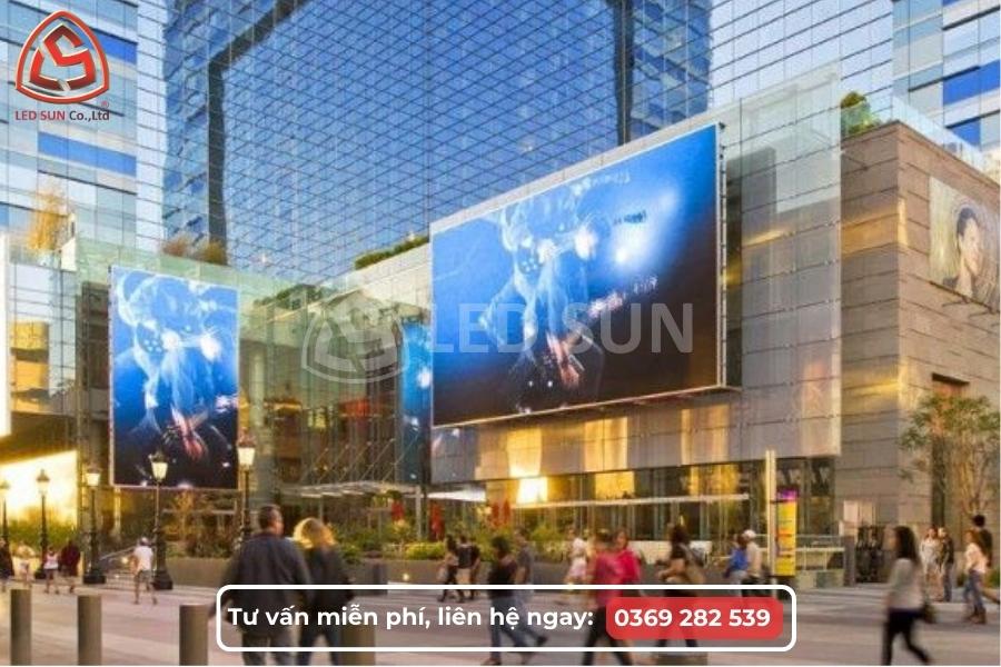 Màn hình LED P6 ngoài trời lắp trên vách tòa nhà, hiển thị rõ ban ngày