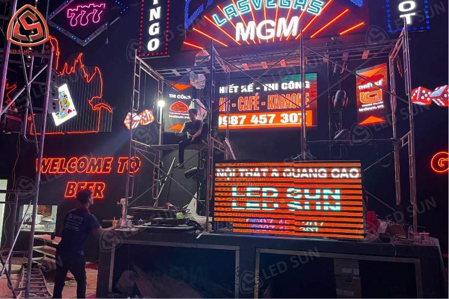 Thi công màn hình LED P5 trong nhà tại sân khấu quán bar