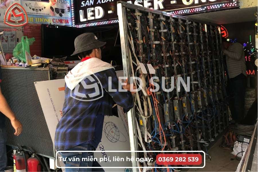 Xưởng Led Sun kiểm tra kỹ thuật màn hình LED trước khi bàn giao