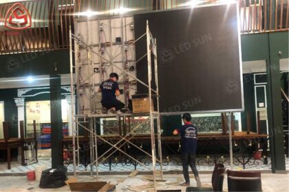 Kỹ thuật viên Led Sun đang thi công lắp ráp module led vào khung sắt nam châm